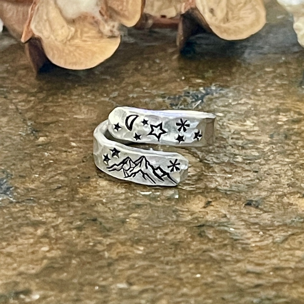 Hammered ring with stamped mountains